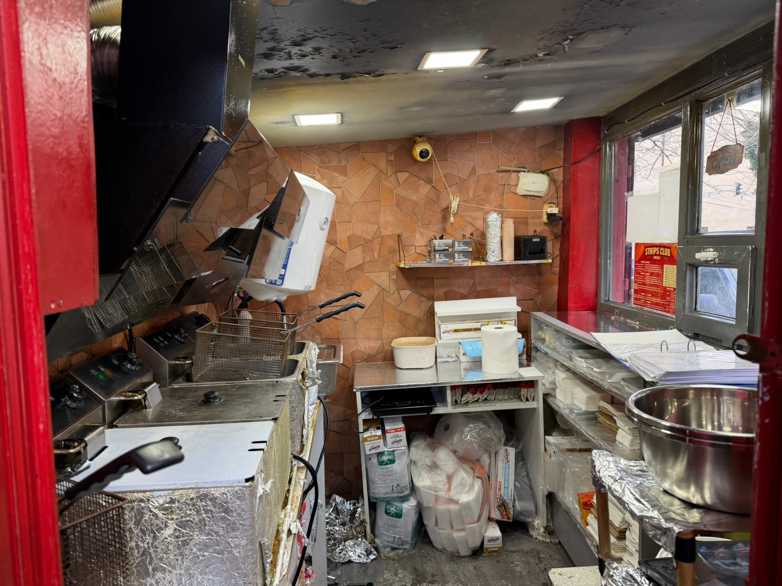 რეგისტრაციისა და სურსათის უვნებლობის მოთხოვნების უხეში დარღვევა- სეს-მ  ინდურ სამზარეულოს საწარმოო პროცესი შეუჩერა 