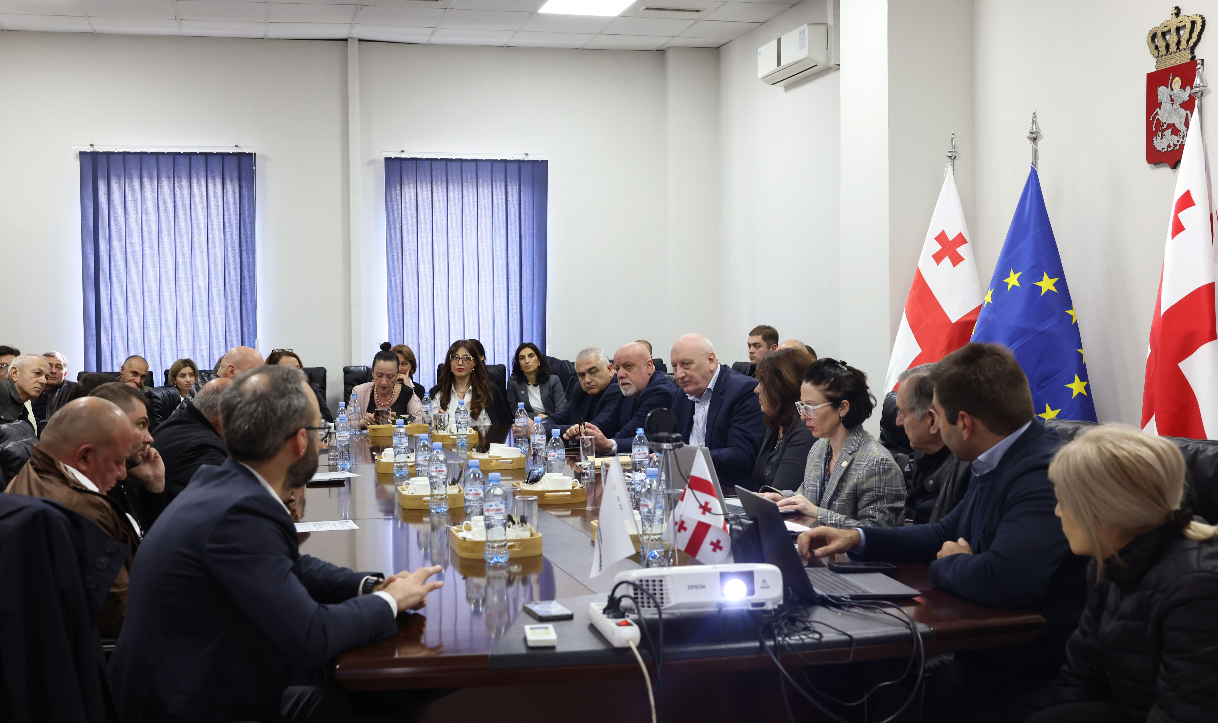 სურსათის ეროვნულ სააგენტოში რძის მწარმოებელ ბიზნესოპერატორებთან და ასოციაციების წარმომადგენლთან სამუშაო შეხვედრა გაიმართა